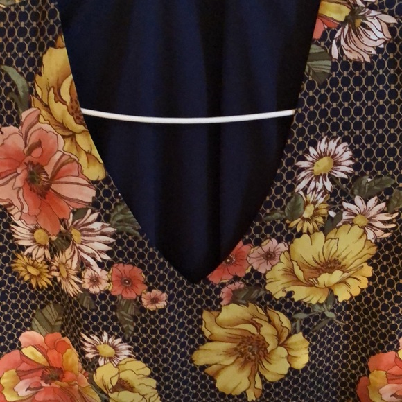 Forever 21 floral top - Picture 3 of 3